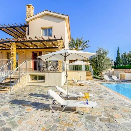In Sleeps 6 Includes Swimming Pool Air Con And Wifi 9