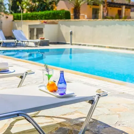 In Sleeps 6 Includes Swimming Pool Air Con And Wifi 9