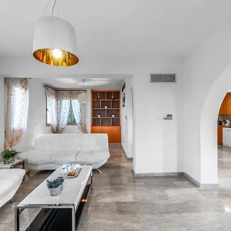 In Sleeps 6 Includes Swimming Pool Air Con And Wifi 9 *